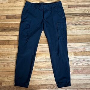 Vuori Men's Dark Cargo Pants